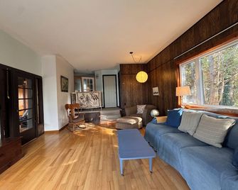 Peach of a private beach! Waterfront cliff cottage near Bayfield - Bluewater - Sala de estar