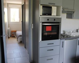 Charming 1BR with Terrace and Wi-Fi, 100m from the Spa - La Roche-Posay - Keuken