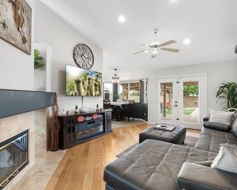 Prime Location HotTub/ Pool/ Outdoor Kitchen Spring training Clean and Safe. - Glendale - Living room