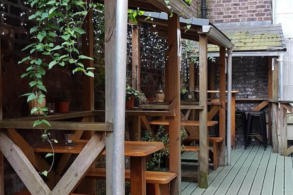 إمباسي باكباكرز ليفربول - ليفربول - شرفة مرصوفة