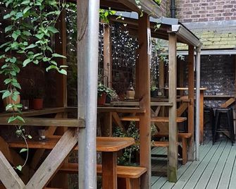 Embassie Backpackers - Liverpool - Patio