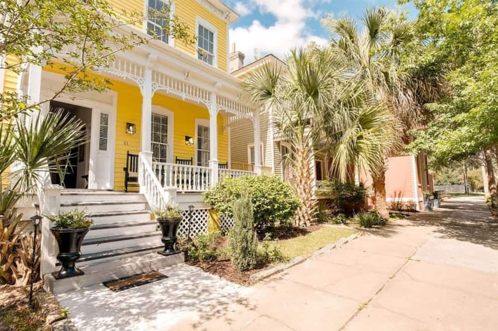 111 Waldburg street Beautifully Renovated Historic 5 bedroom 5 bath - סאוואנה