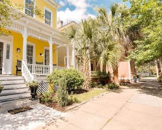 111 Waldburg street Beautifully Renovated Historic 5 bedroom 5 bath - Savannah