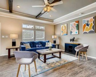 Modern Cabin- 8 acres Ranch - near Venues & Breweries - Dripping Springs - Living room