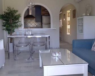 Cozy apartment on the sand of the beach - Mijas - Living room