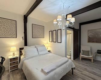 Our studio is very well located in Matthews, just 10 minutes from Charlotte. - Matthews - Bedroom