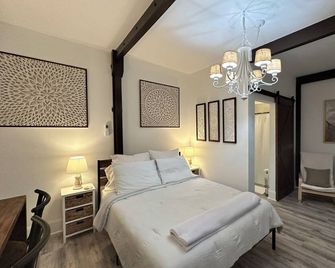 Our studio is very well located in Matthews, just 10 minutes from Charlotte. - Matthews - Schlafzimmer