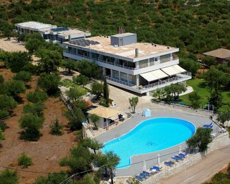 Kardamili Beach Hotel - Kardamyli