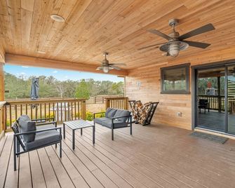 Charming farmhouse with 4 bedrooms and WiFi, AC in lovely Rock Island - Rock Island - Balcone