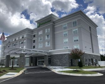 Holiday Inn & Suites Fayetteville W-Fort Bragg Area By IHG - Fayetteville - Building