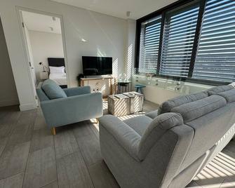 Stylish 2BR Top-Level Unit with Lift near Bondi Beach - Bondi Beach - Stue