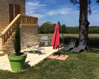 Unusual Gîte Le Pigeonnier - Pern - Patio