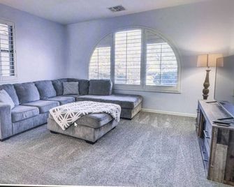 Pet friendly 3br 2ba Private optional heated Pool BBQ grill Golf Clubs close to park - Casa Grande - Wohnzimmer