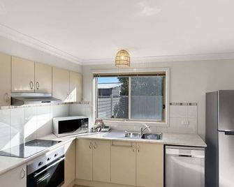 Spacious 4-Bed Home 2-Min to the Beach - Broulee - Cocina