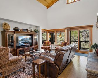 Family-Friendly Mountain Estate | 2 King Suites, Office, Near Lake, Beach & Town - Truckee - Sala de estar