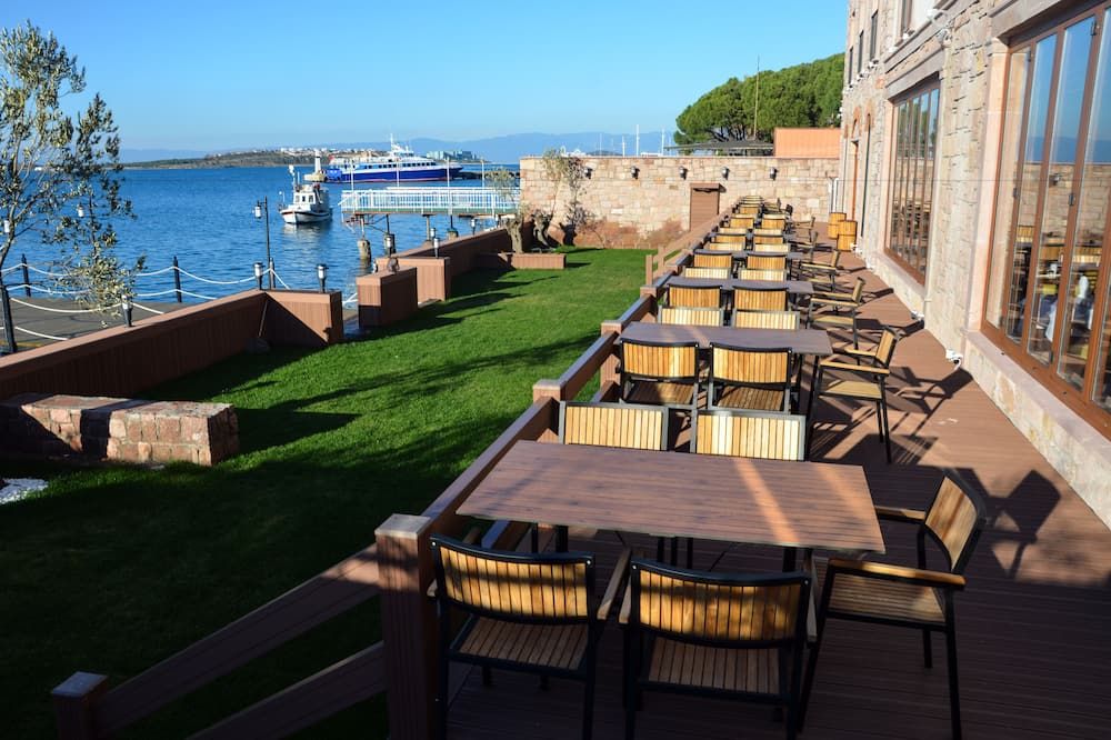 باجيجين أوتل - ايفاليك - شرفة مرصوفة