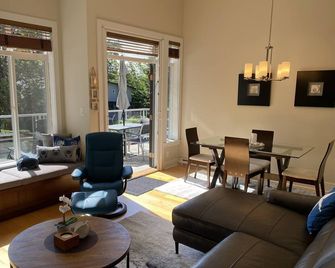 Waterfront Parksville 2 Bedroom, 2 Bath Townhome at Tanglewood - Parksville - Living room