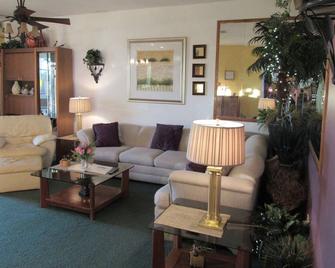 Elegant Urban Home in Disney Area, 6 BR, Pool and Spa - Davenport - Living room