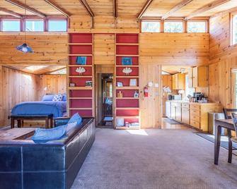 The Haven in Jenner ~ Private, Pet Friendly Sonoma Coast Cabin w/ Hot-Tub & Yard - Jenner