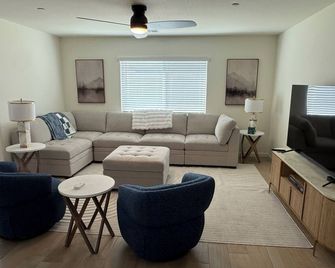 New-construction, Pet-Friendly 2-bedroom house in Hanford - Hanford - Вітальня