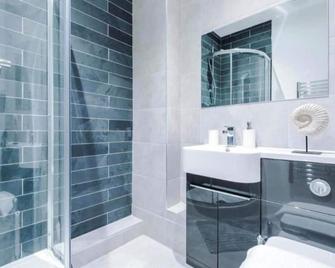 The Cosy Quarters - Popworks - Manchester - Bathroom