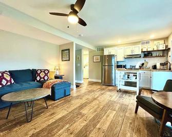 Cute And Cozy Apt Near Blacktail And Fla - Somers - Living room