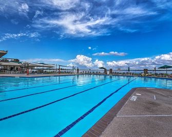 Idyllic Montgomery Condo w/ Pool & Lake View! - Montgomery - Zwembad