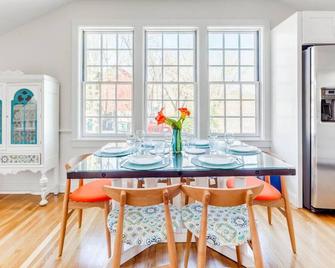 Sunny Westport 2 BR Retreat above Historic Mill - Westport - Dining room