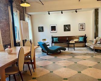 Spacious, Artist-Designed Apartment In 1890s Chocolate Factory. Dog Friendly! - Hopewell - Living room