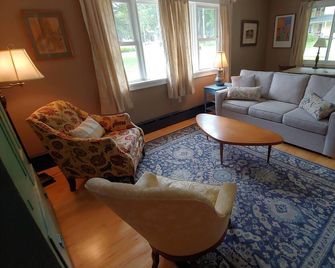 3-Bedroom Cottage in the Adirondack High Peaks Village of Keene Valley - Keene Valley - Living room