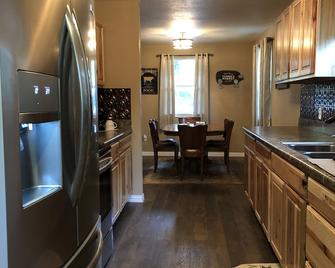 Lake Texoma! Beautiful Cabin With Relaxing Atmosphere!sleeps 5 - Gordonville - Kitchen