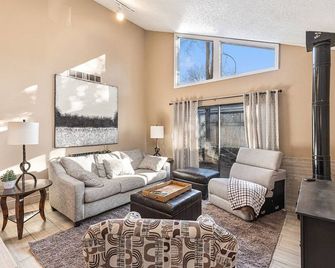 Greeley Hideaway - Greeley - Olohuone