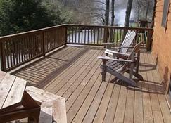 Cozy Cabin on the banks of the Creek! - Coudersport - Ban công