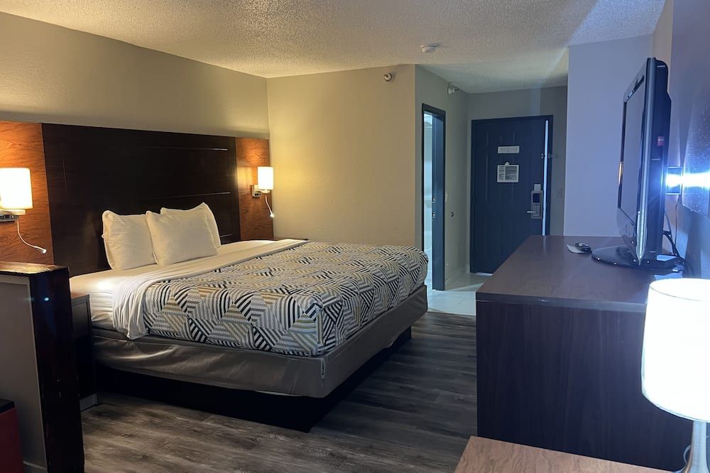 Bedroom view of Motel 6 Tulsa, Ok - Airport