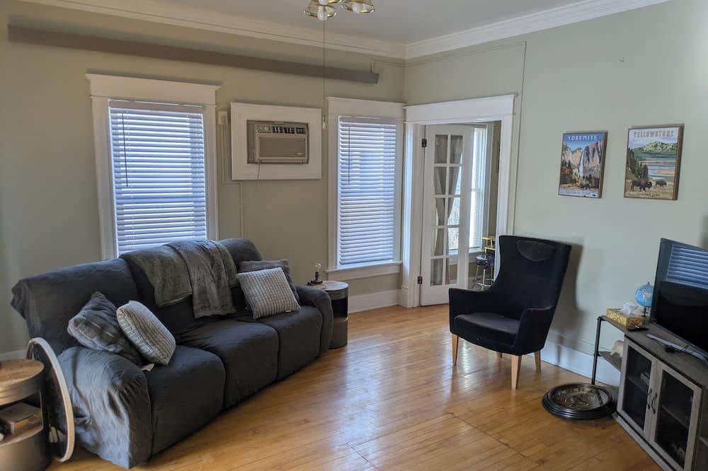 Newly renovated late 1800's space with rich wood floors and French doors - Marshall - Obývací pokoj