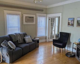 Newly renovated late 1800's space with rich wood floors and French doors - Marshall - Вітальня