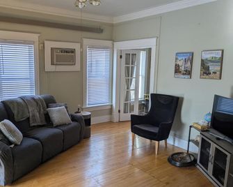Newly renovated late 1800's space with rich wood floors and French doors - Marshall - Obývací pokoj