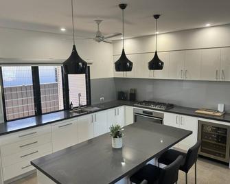 In the Heart of Cable Beach Zone - Cable Beach - Kitchen