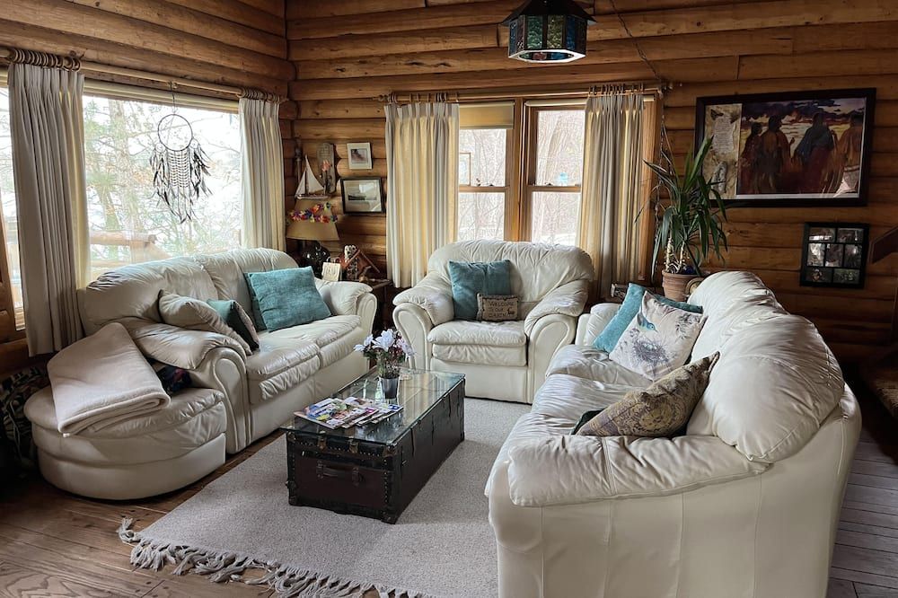 Log Cabin, Lake Retreat - New Richmond - Huiskamer