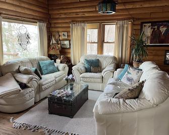 Log Cabin, Lake Retreat - New Richmond - Living room