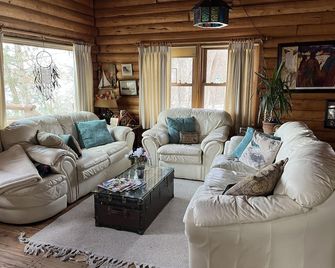 Log Cabin, Lake Retreat - New Richmond - Huiskamer