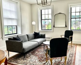 Modern suite (2 Queens) on the River - Port Hope - Living room