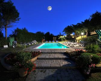 โรงแรมโอโซเลมิโอ - Massa Lubrense - สระว่ายน้ำ