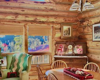 Hummingbird Haven/Cozy Log Cabin/Skiing/Free Wifi - Pagosa Springs - Dining room