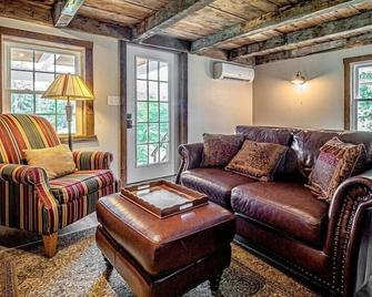 1786 Farm Cottage Honeymoon Suite Renovated 2022 - Chester - Living room