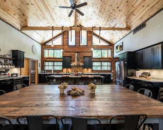 Secluded Cabin with Heated Pool, hot tub, fireplace & so much more - Sainte Genevieve - Comedor