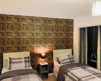 Atom, Large 4/5 Bed House, Sleeps 12,Garden,London - Barking - Bedroom