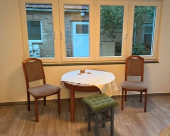Anliegerwohnung im Bauernhaus Direkt am Wald mit Pool - Beetzendorf - Eetruimte