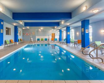 Holiday Inn Express & Suites Rockford-Loves Park By IHG - Loves Park - Pool