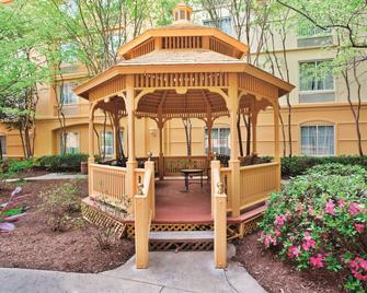 La Quinta Inn & Suites by Wyndham Univ Area Chapel Hill - Durham - Building